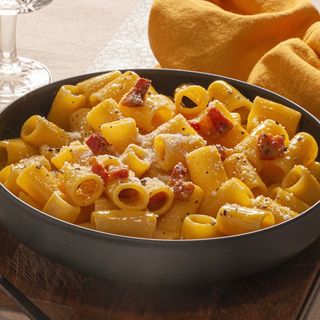 Mezzi rigatoni alla carbonara