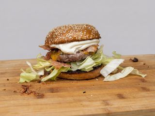 Hamburger di manzo con bacon, cheddar, insalata, burrata di bufala
