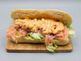 Pane con salmone, gamberetti, lattuga e salsa rosa