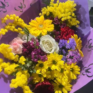 Mazzo misto con mimosa