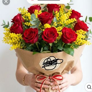 11 rosa rossa con mimosa