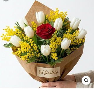 Tulipani bianchi rosa rossa e mimosa normale