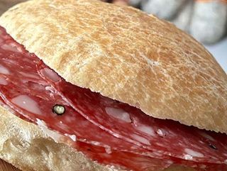 Panino con salame e provola