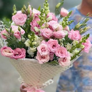 Large bouquet of pink lisianthus