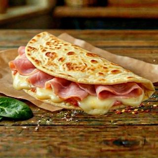 Piadina con prosciutto cotto e formaggio