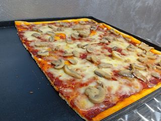Pizza margherita con funghi, mezza teglia