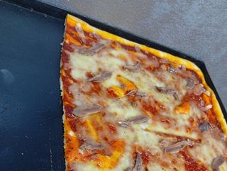 Pizza margherita con acciughe, mezza teglia