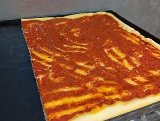 Pizza al pomodoro, mezza teglia
