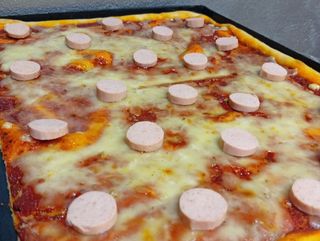 Pizza margherita con wurstel, mezza teglia