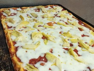 Pizza margherita con carciofini mezza teglia