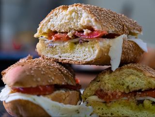 Pane cunzato, pane con olive, pomodoro a fette, primosale