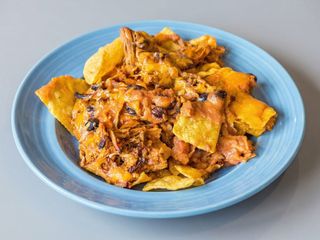Nachos con queso fundido con pulled pork