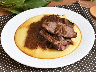 Brasato al vino rosso e polenta