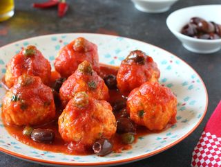 Polpette al sugo con olive e capperi