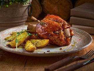 Stinco di maiale al forno con patate