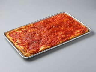 Mezza teglia pizza rossa con funghi