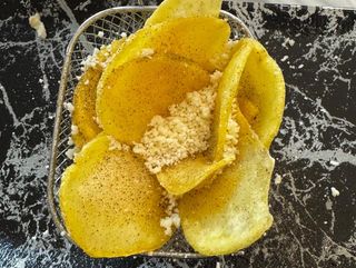 Patatine con cacio e pepe