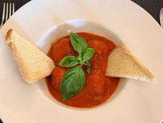 Polpette di Manzo al pomodoro e basilico con crostone