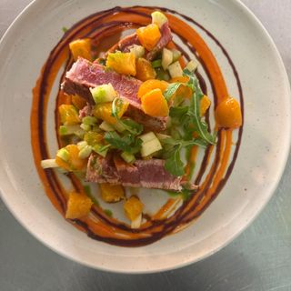Trancio di tonno scottato alla catalana e salsa peperoni grigliate