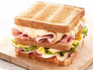toast con prosciutto, formaggio, uova e insalata