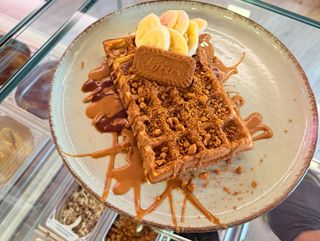 Waffle caramello, crema di lotus banana e biscotti