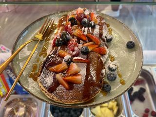 Pancake semplice D'Acero, fragole, lamponi e mirtilli