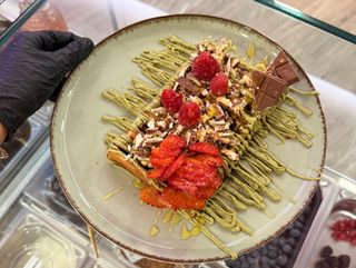 Waffle kinder cereali crema di pistacchio lamponi fragole e miele