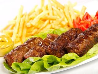 Mici cu cartofi prajiti