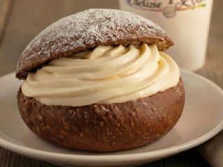 Briozza cacao con namelaka al cioccolato bianco