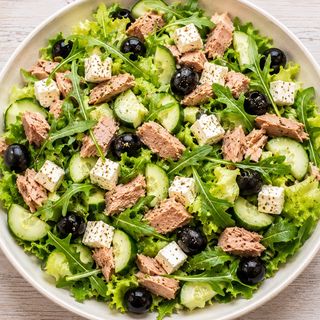 Mediterranea fresca insalata tonno feta olive  cetrioli e piadina