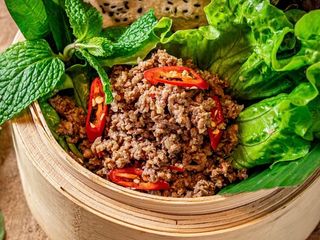 Salsiccia Buncha con Lattuga e vermicelli