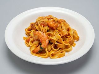 27 Fettuccine saltate con gamberi