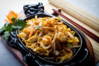 28 Fettuccine alla piastra con misto di mare