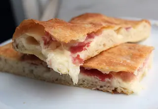 Focaccina con prosciutto crudo e mozzarella