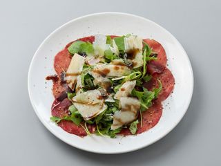 Bresaola, rucola, crema al parmigiano e riduzione di aceto balsamico