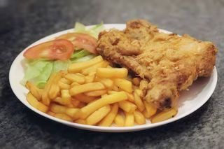 1 Pollo broaster + patatine +insalata + salse