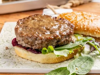 Hamburger di scottona con insalata verde