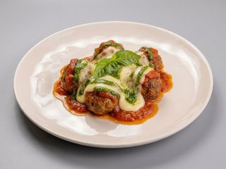 Polpetta di carne al sugo con fonduta e pesto di basilico (1pz)