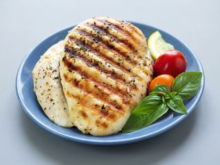 Petto di pollo alla griglia con insalata e pomodorini