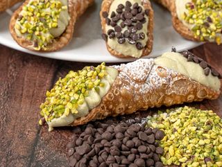 Cannolo siciliano con granella di pistacchio e cioccolata (1PZ)