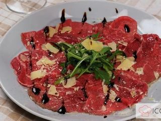 Carpaccio di carne alpina con glassa di aceto balsamico e scaglie di Grana Padano
