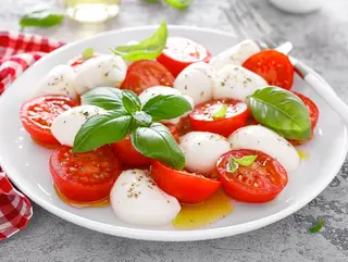 Caprese di mozzarella di bufala e pomodorini