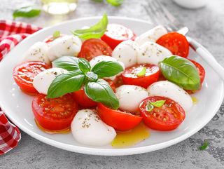 Caprese di mozzarella di bufala e pomodorini