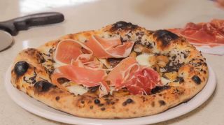 Pizza con tartufo, bufala e crudo
