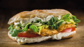 Panino con petto di pollo grigliato