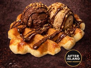 Waffle con gelato al cioccolato, gelato alla nocciola, cioccolata calda e granella di nocciole