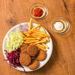 Piatto falafel con patatine