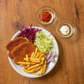 Piatto cotoletta con patatine.
