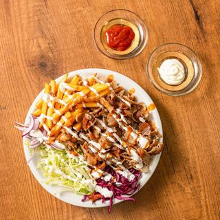 Piatto doner kebap con patatine