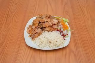 Piatto doner kebap con riso
